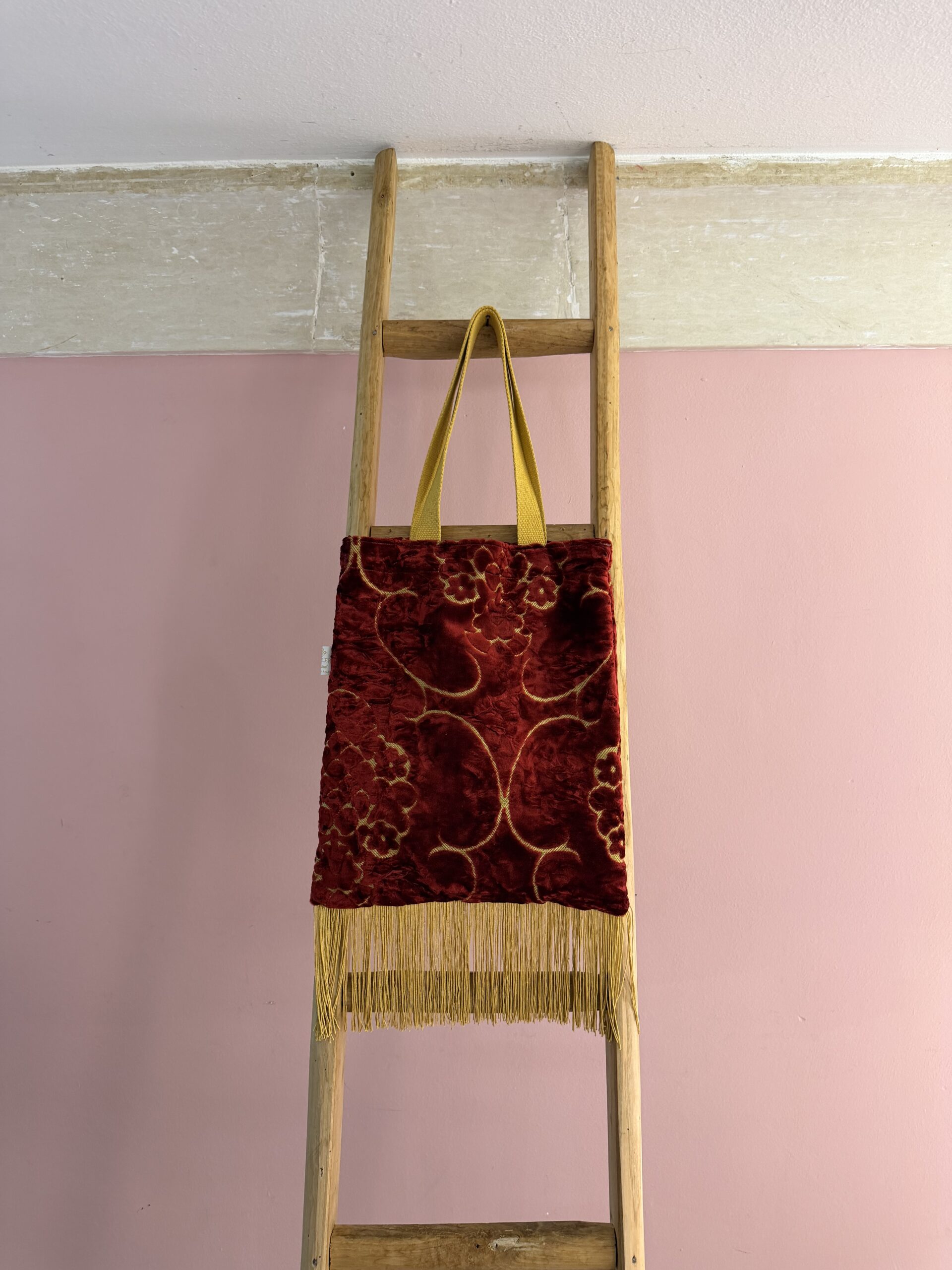 CONCLAVE 12 mini pop bag